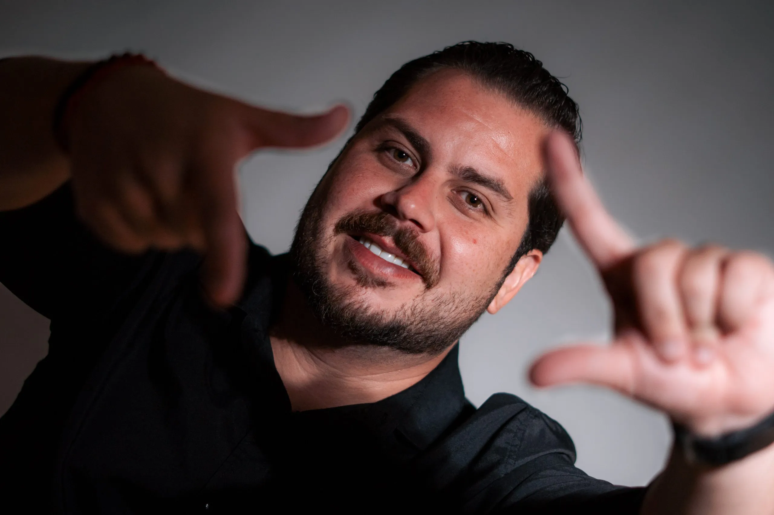 Gabriel Pimenta orientando diagnóstico de fachada predial